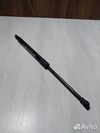 Амортизатор багажника Nissan Terrano