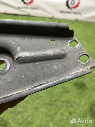 Кронштейн задней балки левый Mercedes S W221 5.5