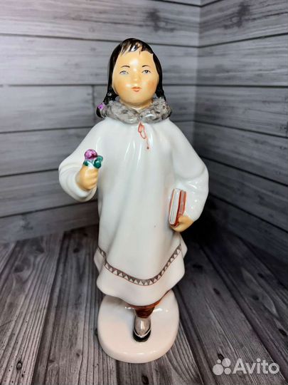 Статуэтка лфз Якутка с цветком и книгой