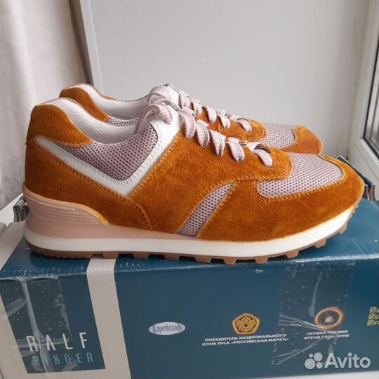 Кроссовки женские