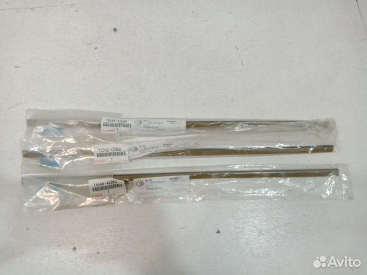 Уплотнитель лобового стекла передний правый Toyota