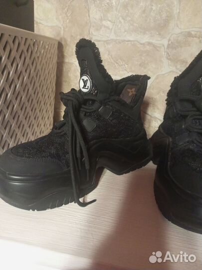 Кроссовки женские