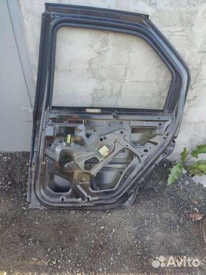 Задняя правая дверь Renault Logan