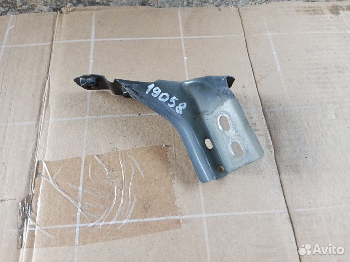 Кронштейн крыла передний правый Volkswagen Polo 5