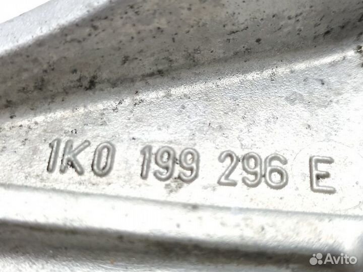 Кронштейн опоры двигателя правый Volkswagen Passat