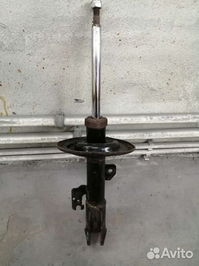 Стойка амортизатора левая Toyota Sienna 2