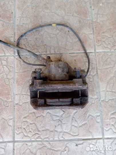 Супорт передний левый на мерседес 124