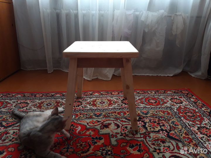 Табурет из массива дерева