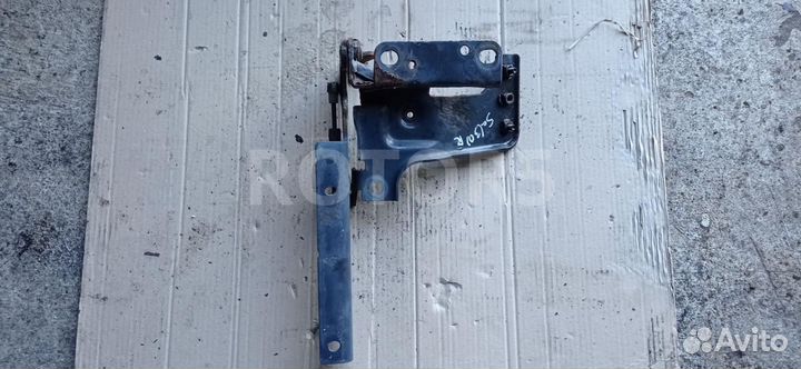 Кронштейн решетки радиатора правый Scania P 5 2011