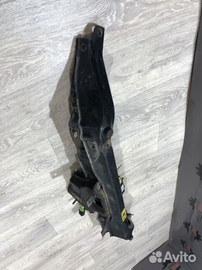 Рамка радиатора Nissan Note E11 (2005—2009)