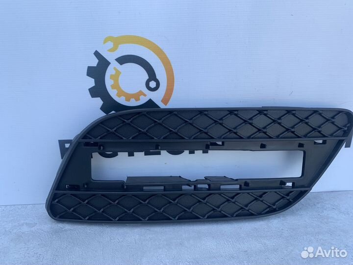 Решетка переднего бампера Mercedes A1668842222