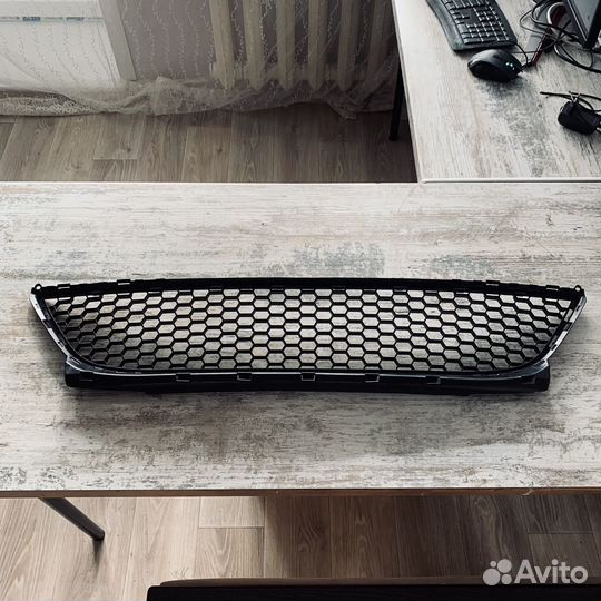 Решетка переднего бампера центральная logan I 2009