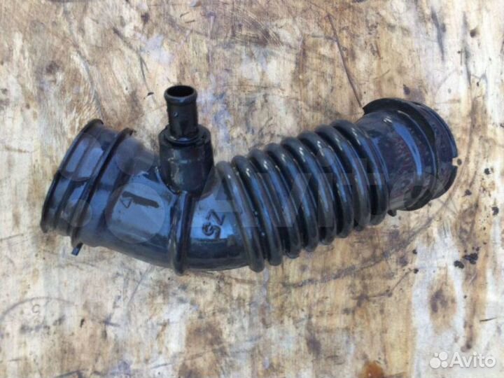 Патрубок воздушного фильтра Toyota Corolla E180