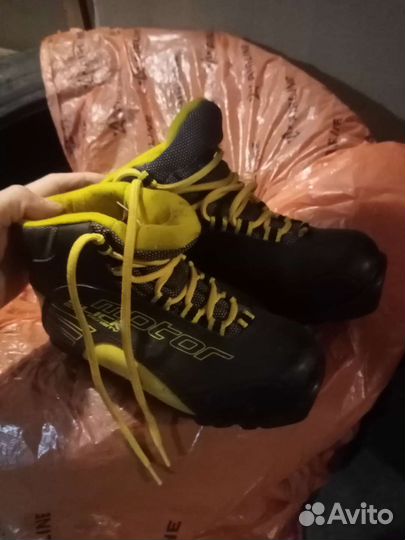 Лыжные ботинки