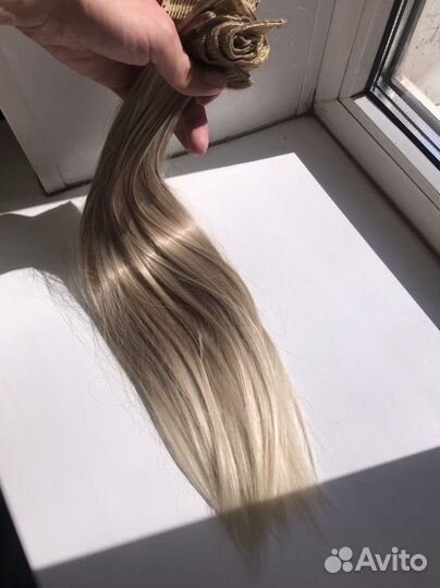 Пряди волос на заколках