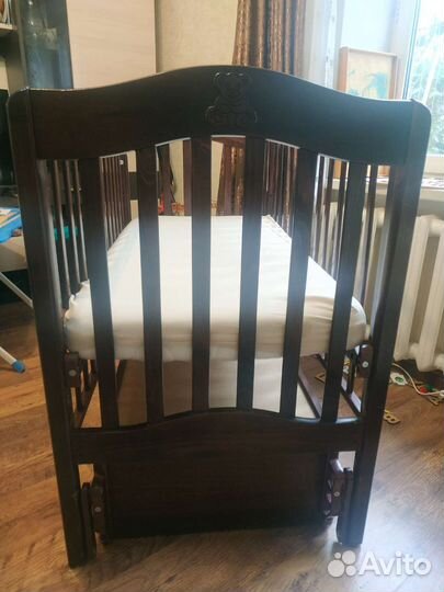 Детская кроватка с продольным маятником