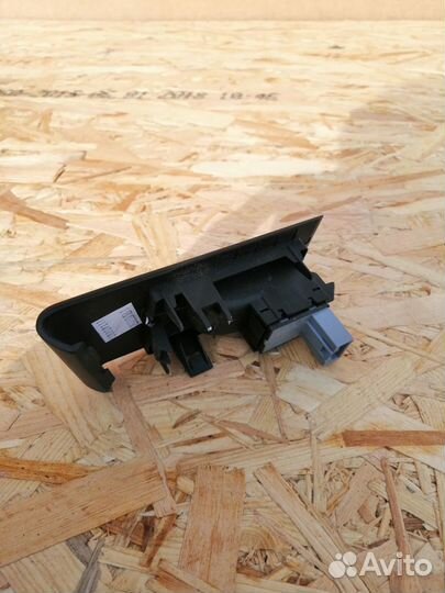 Кнопка стеклоподъёмника задней двери VW passat B7