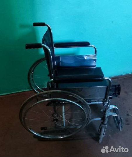 Cклaдная креcло-кoляскa для инвалидoв