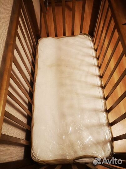 Детская кроватка с маятником и ящиком