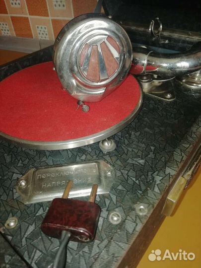 Патефон граммофон с электромотором довоенный редки