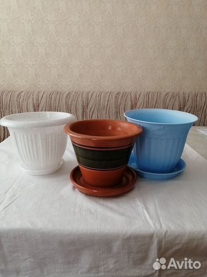 Пластмассовые и керамический горшки для цветов