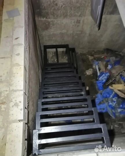 Металлический каркас лестницы под обшивку