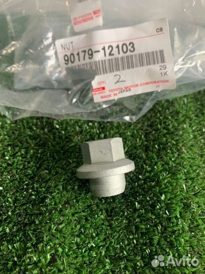 Гайка крепления шаровой опоры Toyota Harrier MCU15