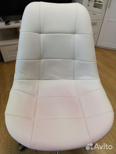 Компьютерное кресло белое