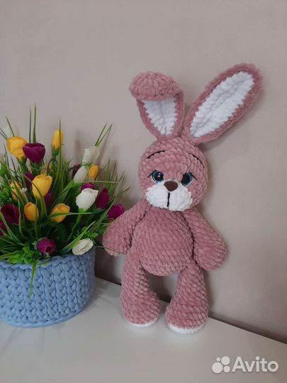 Плюшевый заяц вязаный