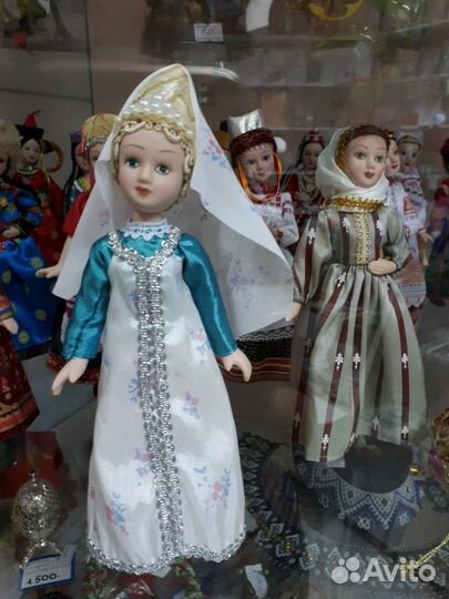 Фарфоровые куколки в национальных костюмах