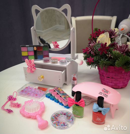 Подарочный набор косметики и маникюра для девочки