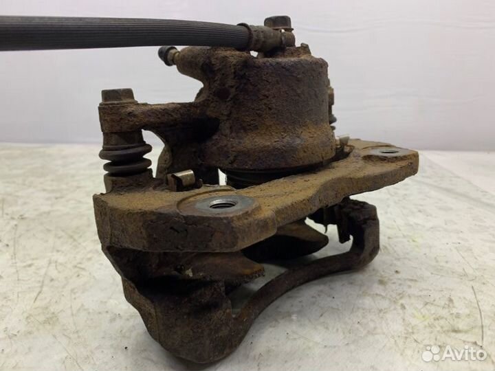 Суппорт передний левый Toyota Corolla E140 1.8