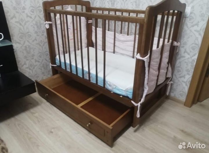 Детская кроватка с маятником и ящиком