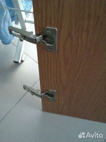 Двери для холодильника под окном, антресоли