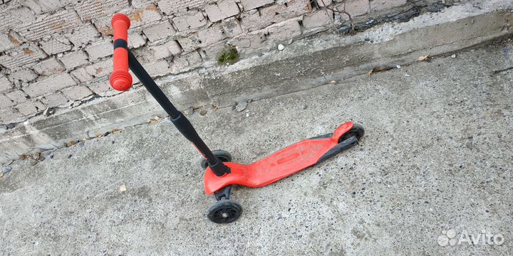 Самокат трехколесный