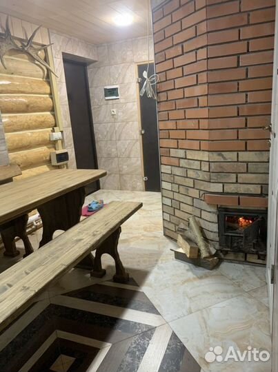 Баня - дом и мангал территорией для пикника