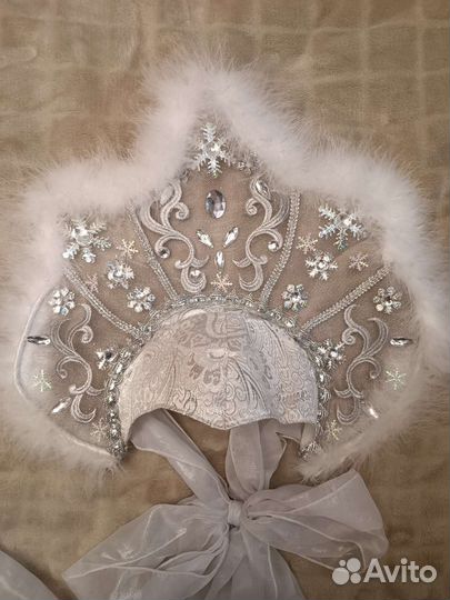 Кокошник Снегурочке со стразами белый с лентами
