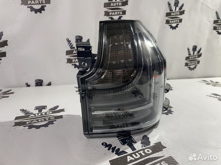 Фонарь задний правый Lexus LX570