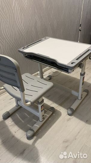 Письменный стол и стул растущие для школьника