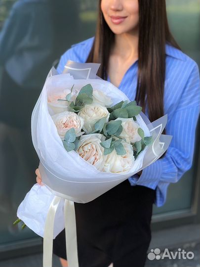 Букет из розовых роз и эвкалипта