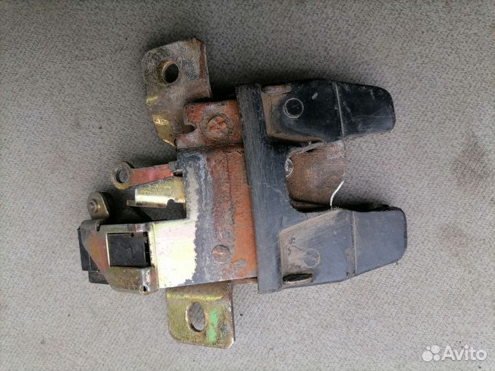 Замок багажника VAG 357827503B для VW Passat (B3)