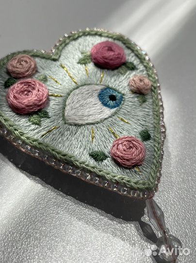 Брошка гладью