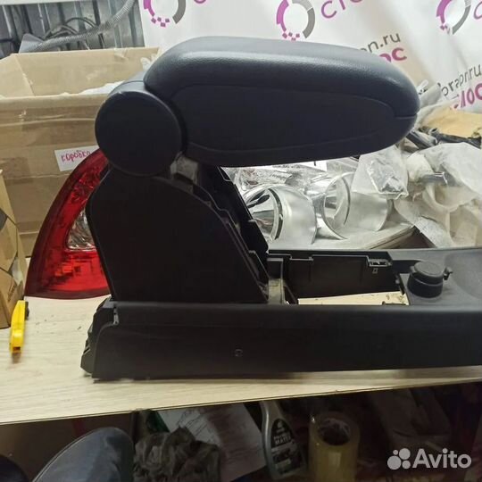 Подлокотник nissan tiida