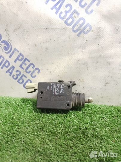 Активатор замка багажника задний Toyota Avensis