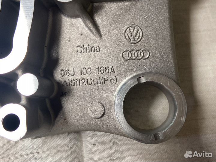 Опорный кронштейн распредвалов tsi 2.0 06J103166A