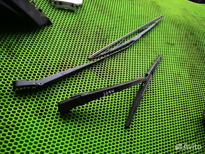 Поводок дворника на LADA Largus 2012-н.в