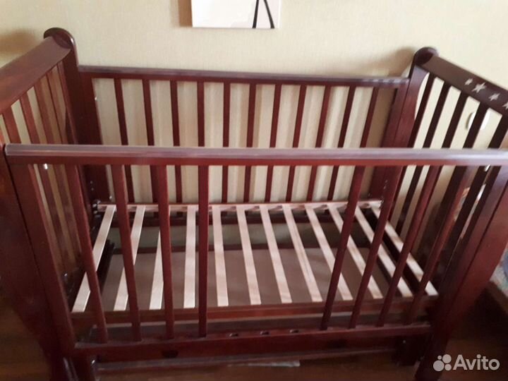 Детская кроватка с маятником