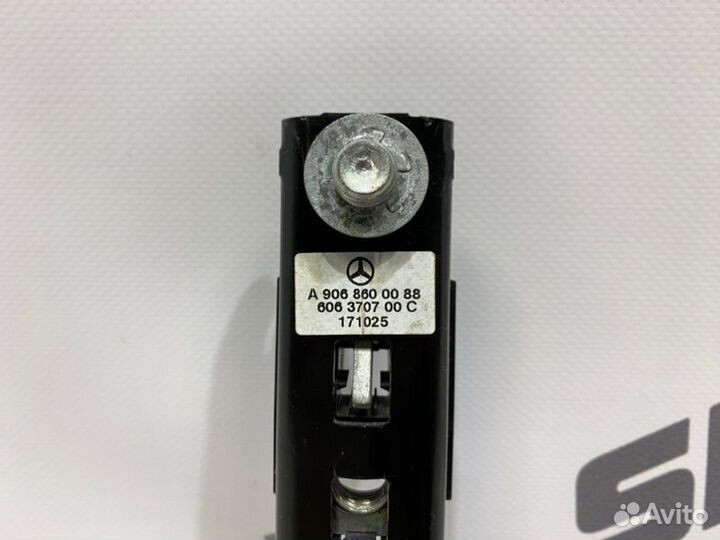 Механизм регулировки ремня безопасности Mercedes