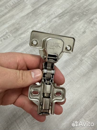 Петли с доводчиком мебельные AKS новые