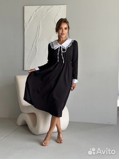 Черное платье с белым воротничком